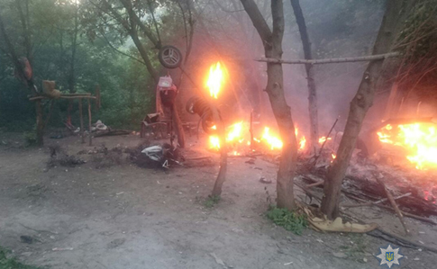 Под Тернополем группа лиц с оружием напала на табор ромов 