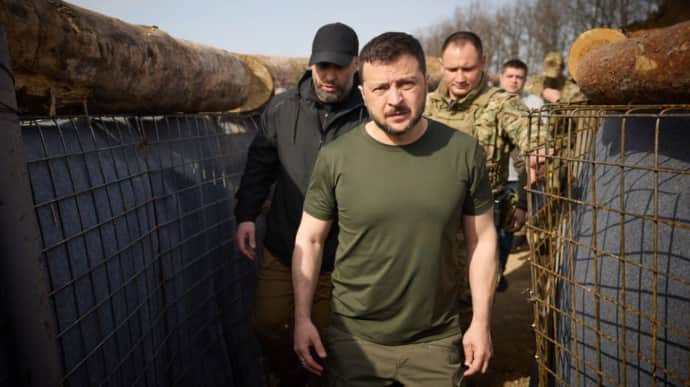 Zelenskyy inspects fortifications being built in Kharkiv Oblast – photo, video
