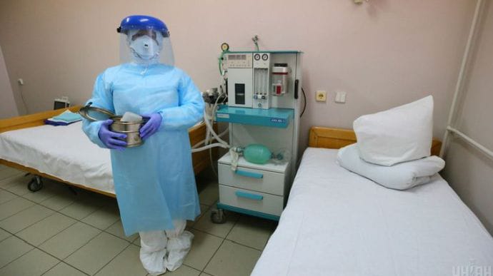 Ліжка у ковідних лікарнях зайняті вже на 43% з можливих