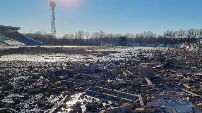 Окупанти з РФ розбомбили стадіон чернігвської Десни і музей