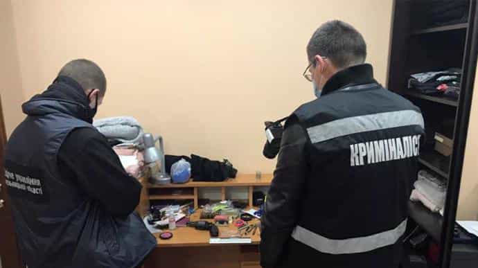 В Хмельницком дебошир, нападавший на родных, ранил полицейского