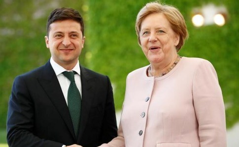 Зеленський зателефонував Меркель, говорили про транзит газу і війну