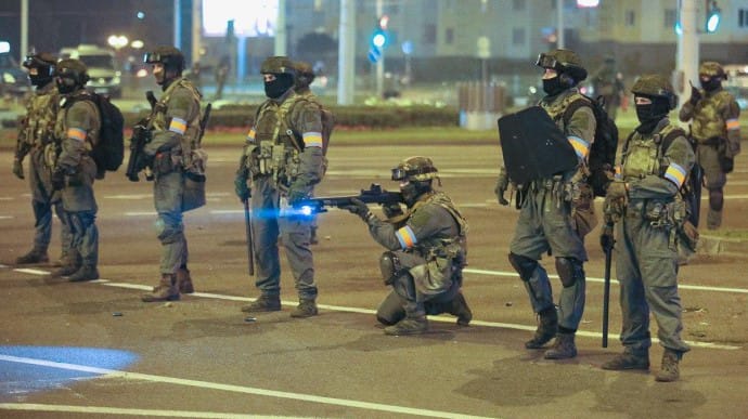 Міліція відкрила вогонь по протестувальниках у Бресті: є поранений