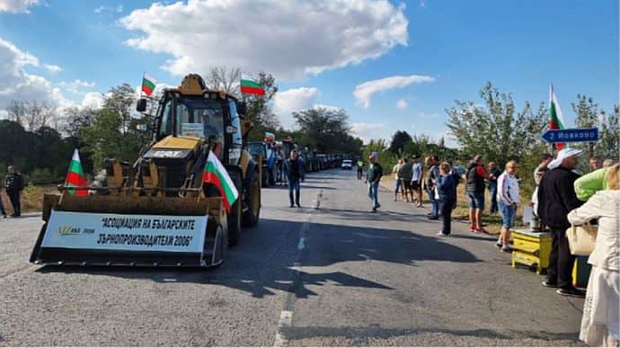 По всій Болгарії фермери заблокували дороги через агроімпорт з України