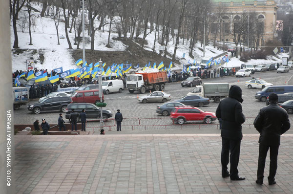 За довго до прес-конференції Український дім оточила міліція. На протилежній стороні вулиці проходив мітинг 