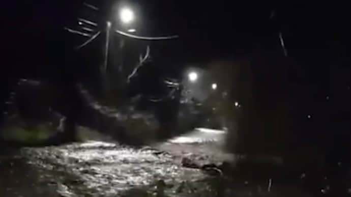 У Севастополі пройшла сильна злива: затопило будинки та вулиці, евакуювали людей