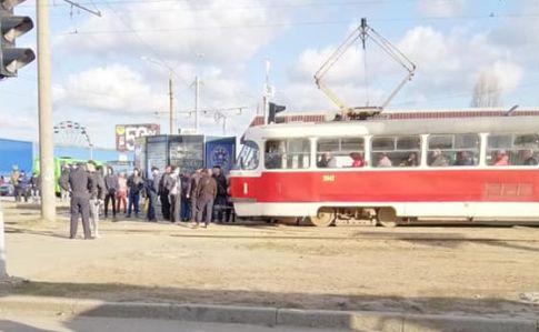 Карантин: В Харькове разъярённые пассажиры блокируют трамваи
