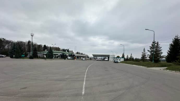 Border blockade: Polish farmers refuse to let any lorries pass through Shehyni checkpoint