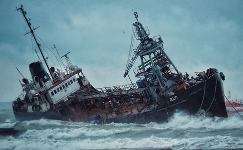 В Одессе требуют убрать затонувший танкер Delfi с пляжа