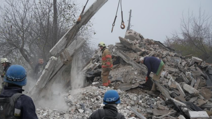Обстрел Запорожской области: из-под завалов достали 7 тел