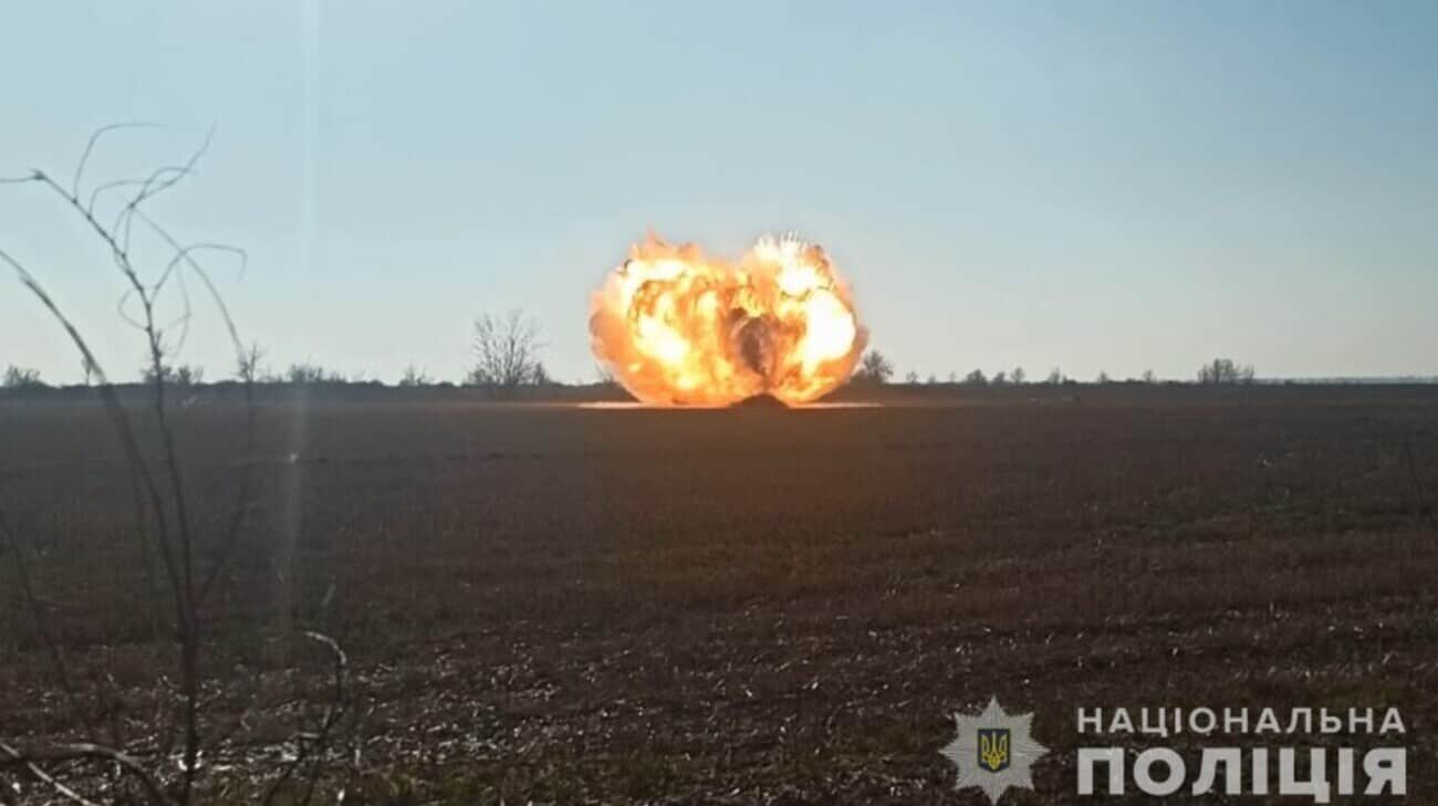 Police posts footage of downing of Kh-101 cruise missile in Kherson Oblast – video