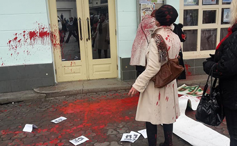 В Ужгороді учасниць акції за права жінок облили фарбою