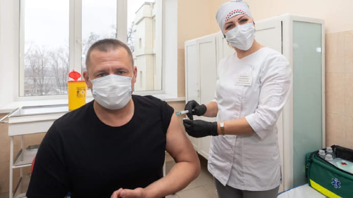 Мэр Днепра публично вакцинировался от коронавируса