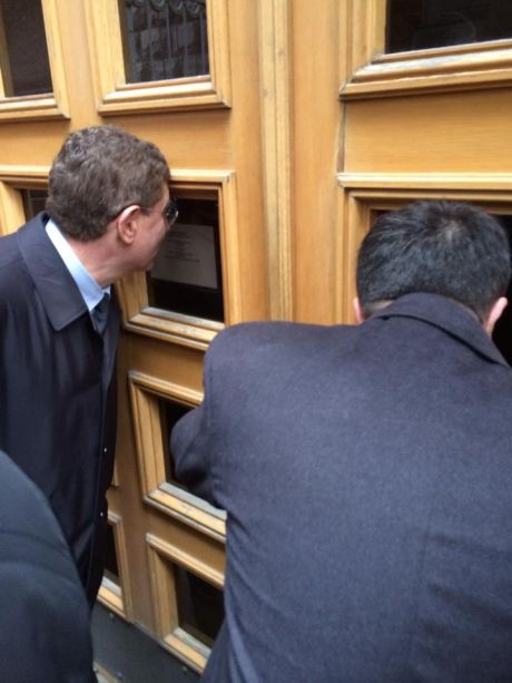 Депутатів направили на окремі двері, вони зачинені. Фото Леоніда Ємця