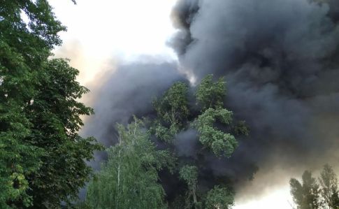 У Києві палає склад із секонд-хендом
