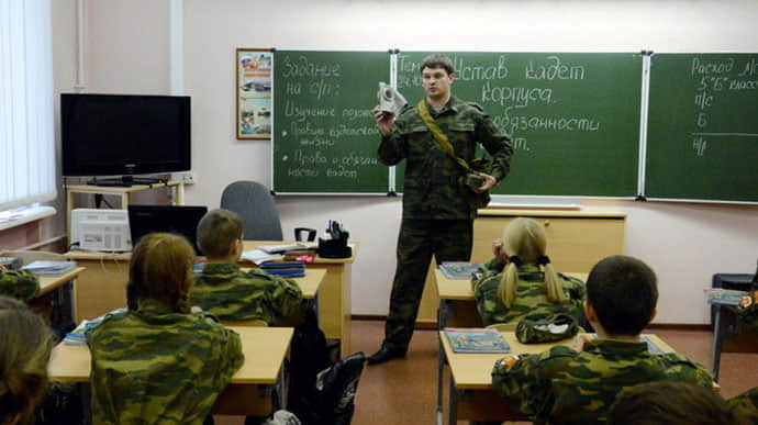 У Росії створили центр перепідготовки окупантів: навчатимуть дітей захисту Батьківщини 