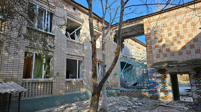 Russians strike Kherson and outskirts, killing one person and injuring four