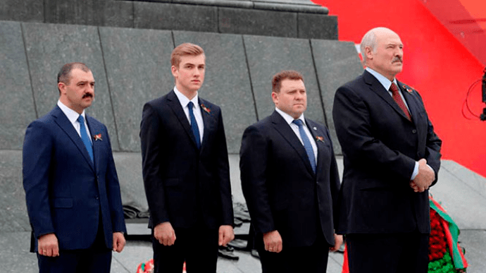 Лукашенко возразил, что собирается передавать власть своим сыновьям