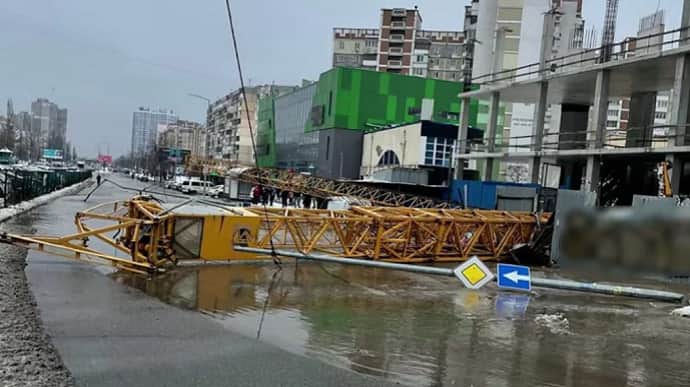 У Києві будівельний кран упав на трубу – затопило вулицю