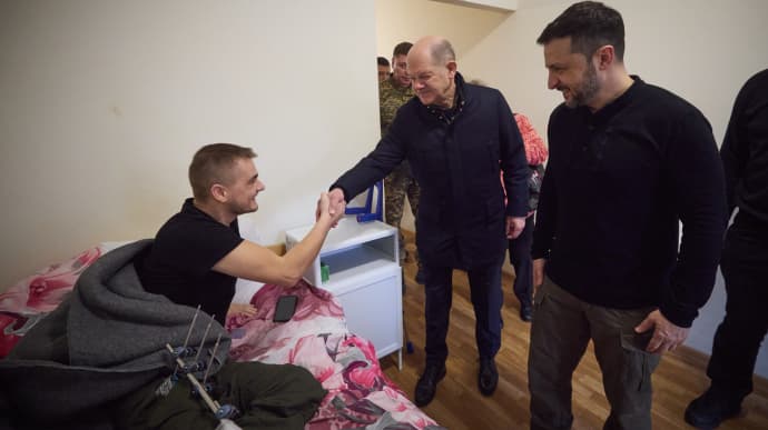 Scholz and Zelenskyy visit injured Ukrainian soldiers