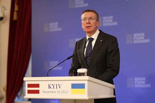 Президент Латвии: Санкции должны касаться украденного РФ зерна