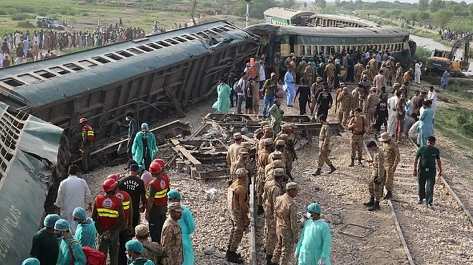 В Пакистане с рельсов сошел поезд: 30 погибших, 100 раненых
