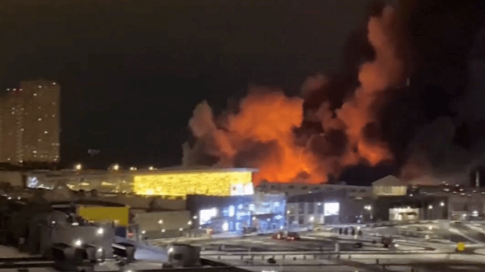 У Москві – масштабна пожежа в ТЦ, лунають вибухи