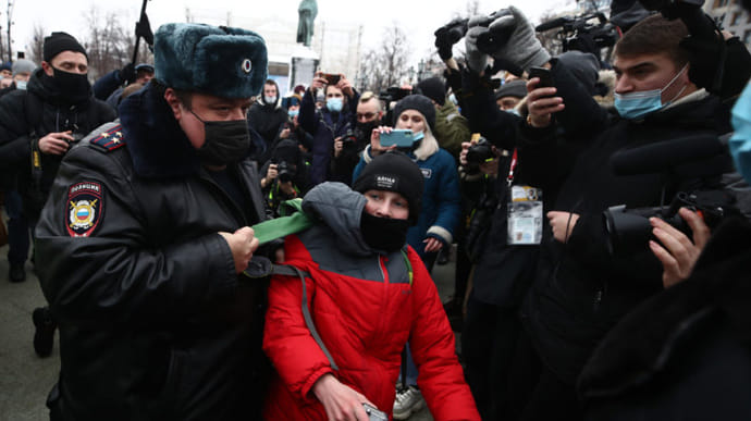 У Росії придумали, як у підлітків відбити бажання ходити на мітинги