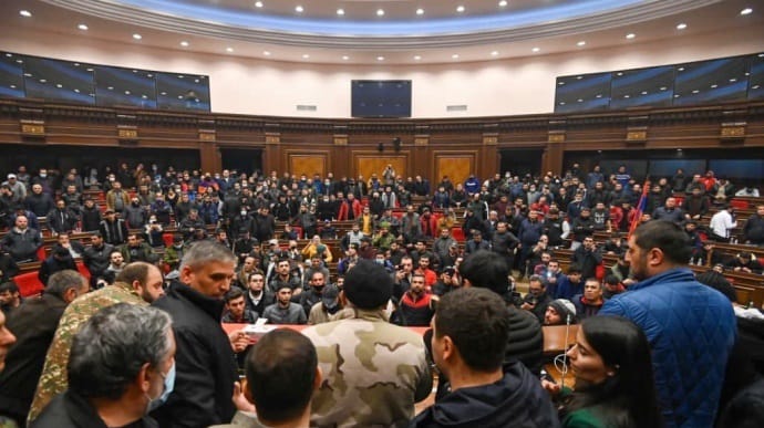 Демонстранты захватили здание правительства Армении 
