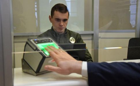 Кабмин ввел биометрическую верификацию украинцев и иностранцев 