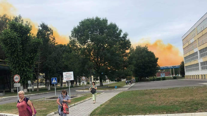 На заводе Ривнеазот произошла авария: на город надвигается облако рыжего дыма