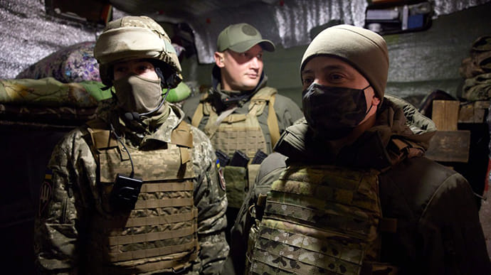 Зеленский встретился с военными на Донбассе