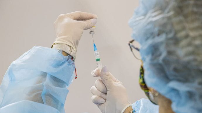 Головний санлікар закликав не вірити фейкам: вакцина не викликає безпліддя і не впливає на ДНК