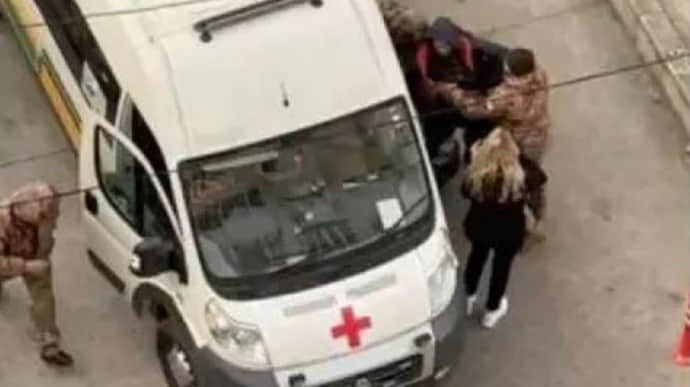 В Одесі люди у військовій формі намагалися заштовхати чоловіка у швидку, розпочато перевірку