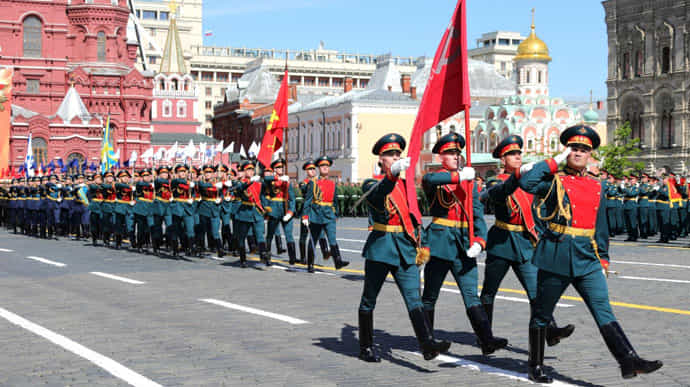 Евродепутат подчеркнул, почему западным лидерам важно не ехать на парад в Москву