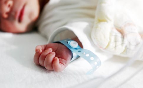 С подозрением на коронавирус госпитализировали четырехдневного младенца во Львове