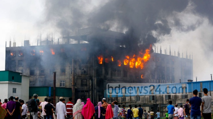 Более полусотни человек погибли в пожаре на заводе в Бангладеш