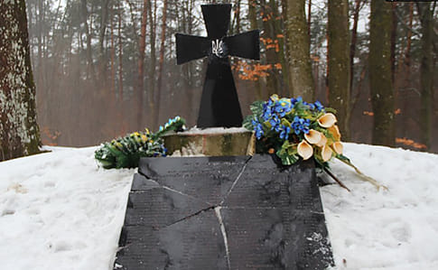 От польского правительства требуют осудить осквернение украинских могил