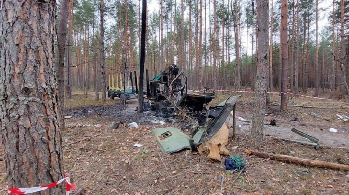 Киевщина: грузовик заехал в лес и подорвался на мине, водитель погиб