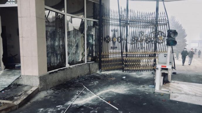 Ситуація в Алмати: трупи, грабежі, нестача хліба, черги до банкоматів
