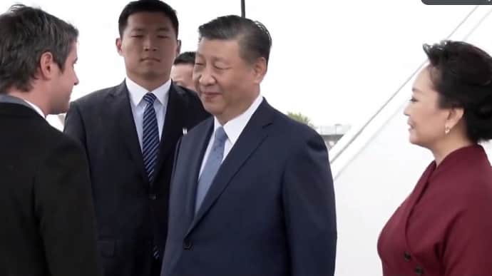 Xi Jinping arrives in France to begin his European tour – video