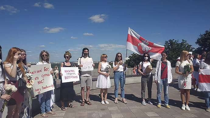 Нам не безразлично: в Киеве вышли поддержать белорусов