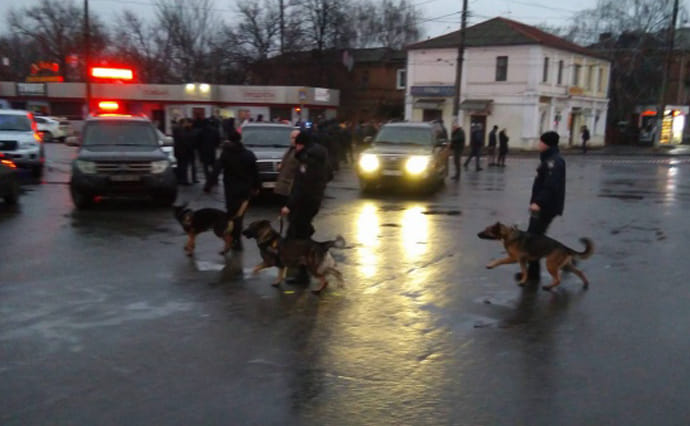 В Харькове неизвестный со взрывчаткой захватил отделение Укрпочты, внутри есть люди