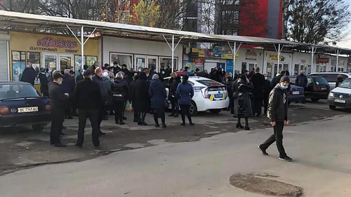 Карантин выходного дня: во Львове полиция заблокировала работу рынков