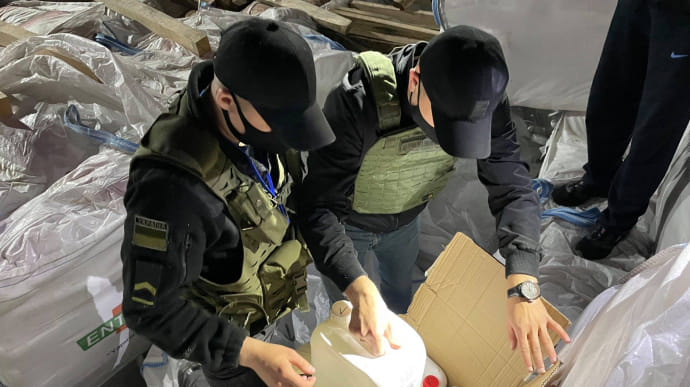 Прикордонники затримали рекордну контрабанду: крам вивантажують другу добу