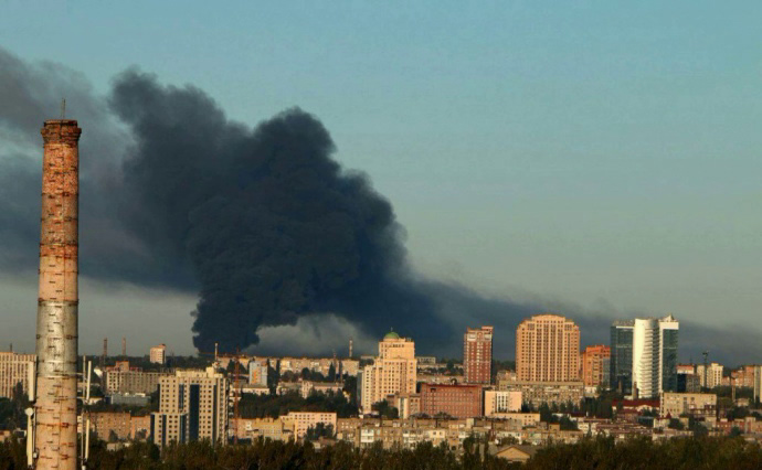 В Донецке вспыхнул пожар со взрывами, говорят о складе боеприпасов – СМИ