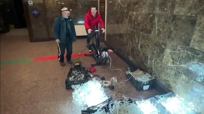 На вокзалі Києва встановили ялинку, яка світиться від крутіння педалей