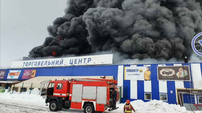 Пожарные тушат масштабный огонь в Эпицентре К на Николаевщине, задержан поджигатель с топором