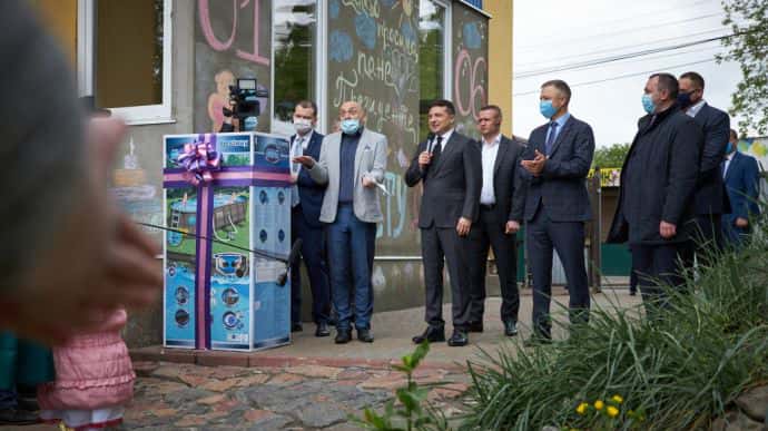 Зеленский съездил к детям в реабилитационный центр: подарил сладости и мини-бассейн