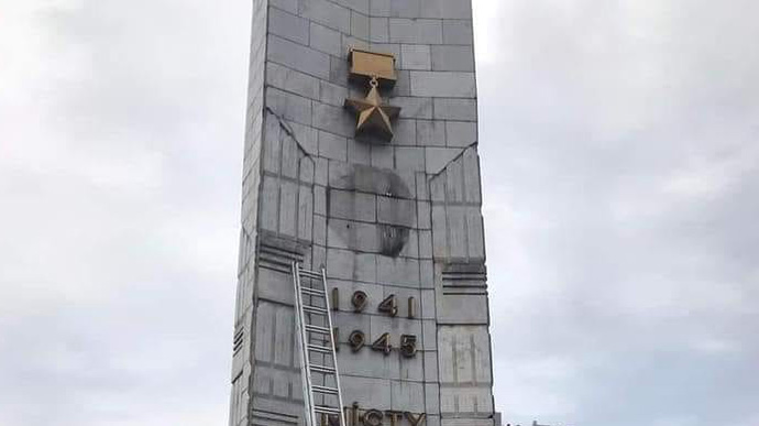 В Киеве на площади Победы был демонтирован орден с изображением Ленина
